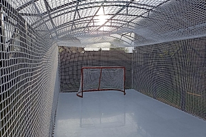 Частная бросковая зона для игры в хоккей из синтетического льда 