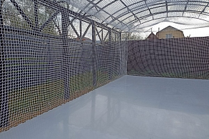 Частная бросковая зона для игры в хоккей из синтетического льда 